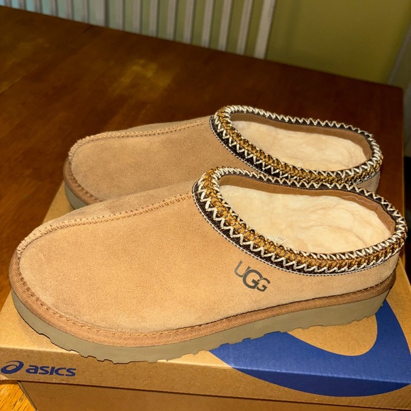 Women chestnut tasman ugg slippers, size 9. - Picture 2 of 2